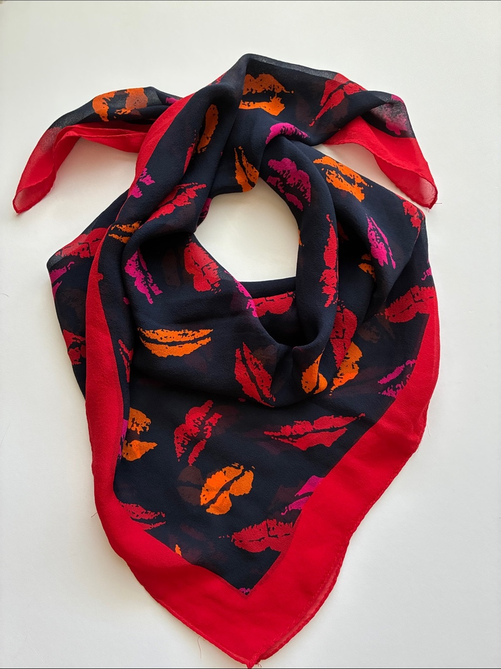 Diane Von Furstenberg Bold Red Chiffon Lip Print Scarf 28,5”x 28,5” EUC